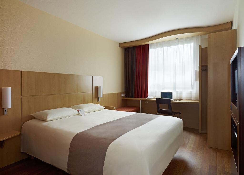 Ibis Warszawa Ostrobramska Hotel Bagian luar foto